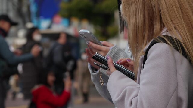 スマートフォンを操作する女性の手元