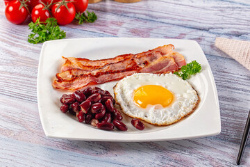 English breakfast with egg, bean and bacon