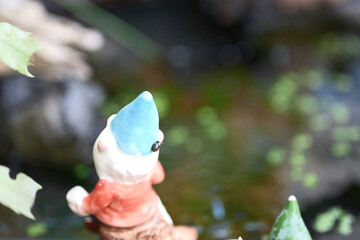 陶器に登る赤ちゃんのカタツムリ