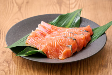 生鮭の切り身｜黒い皿に並べた和風の料理素材