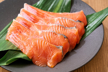 生鮭の切り身｜黒い皿に並べた和風の料理素材