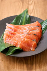 生鮭の切り身｜黒い皿に並べた和風の料理素材