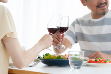 料理を食べるミドルの夫婦