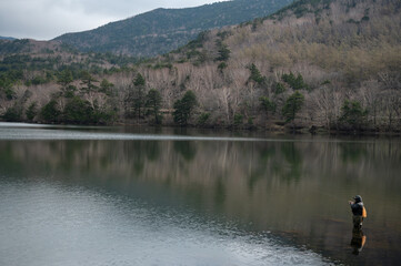 中禅寺湖で釣りをする人