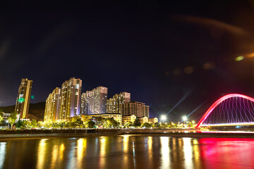 Obraz premium Night view of buildings along the Daqing River in Zhangjiakou City,Hebei Province