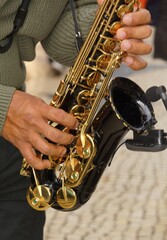 Obraz premium Musician playing black and gold saxophone during performance