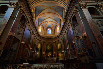 Obraz premium Toulouse church interior with baroque architecture and stained glass