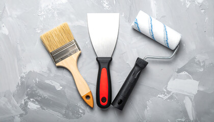 外壁塗装ローラーやヘラやハケを整然と並べた作業前の準備イメージ