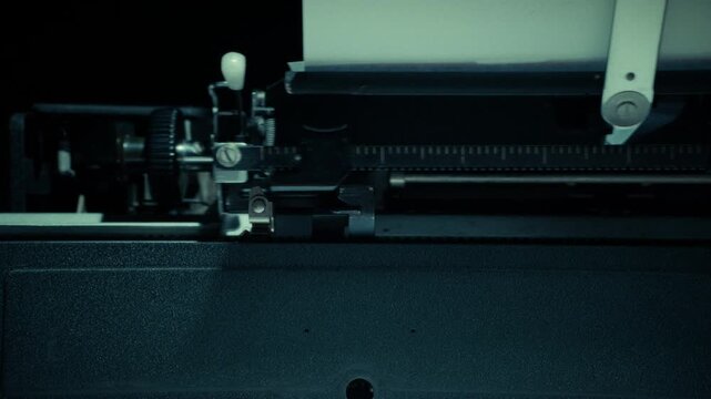 Mechanische retro Schreibmaschine im filmischen Vintage Look
