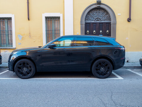 Black 2020 Range Rover Velar D240 SUV, Euro 6 diesel engine, parked on a city street in front of a yellow building