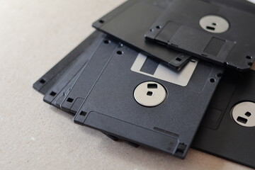 Una toma de cerca de varios disquetes viejos de computadoras 