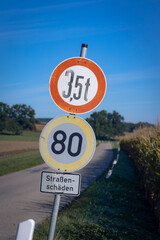 Verkehrsschild kennzeichnet Maximalgewicht von 3,5 Tonnen