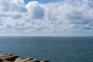 Obraz premium idyllic seascape with breakwater