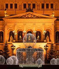 Die Alte Oper in Frankfurt am Main erstrahlt in festlicher Weihnachtsbeleuchtung. Das historische geb&auml;ude im Stadtzentrum ist mit glitzernden Lichtern und weihnachtlicher Dekoration geschm&uuml;ckt