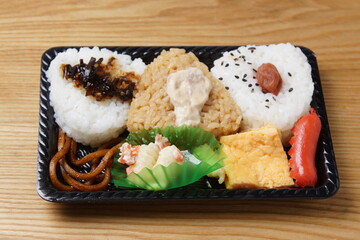 おにぎり弁当
