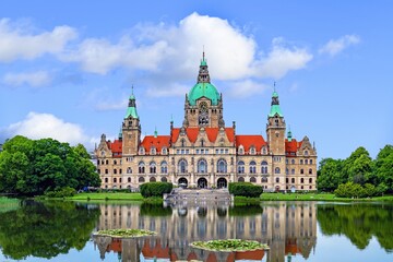 Fototapeta premium The New Town Hall (Neues Rathaus) in Hanover, Germany, was completed in 1913. The building is located in Maschpark and is a popular tourist destination. 