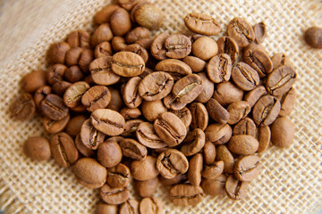 Fototapeta premium coffee beans on burlap background