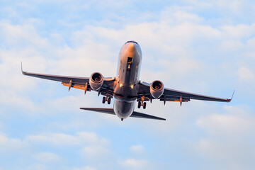 飛行する航空機を正面から撮影した写真
