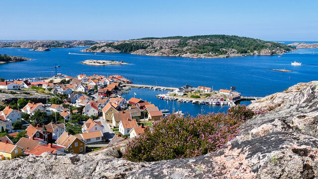 Panoramablick auf Fj&auml;llbacka seinen Hafen und die Sch&auml;renlandschaft vom Vetteberget