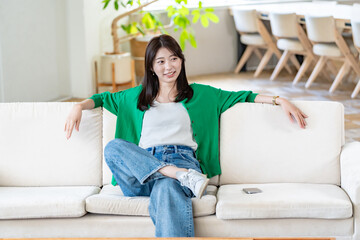 ソファに座る女性
