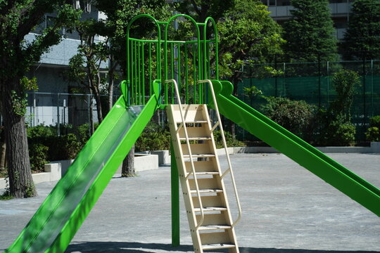 公園のカラフルな滑り台