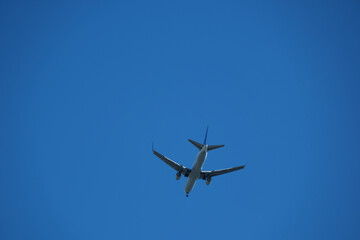 青空を飛び去る飛行機