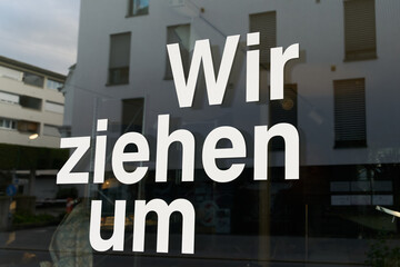Schriftzug mit den Worten wir ziehen um, am Schaufenster eines Ladens in Deutschland