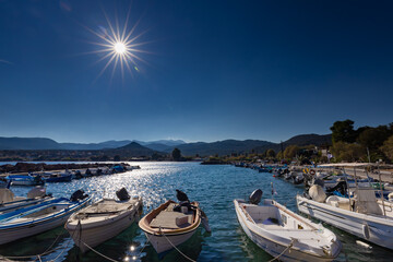 Krajobraz z niebieskim niebem i górami z greckiej, wulkanicznej wyspy Lesbos, położonej nad Morzem Egejskim