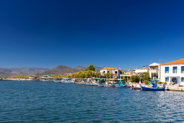 Krajobraz Skala Kalloni z niebieskim niebem i górami z greckiej, wulkanicznej wyspy Lesbos, położonej nad Morzem Egejskim