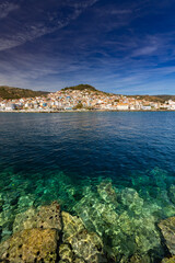 Malowniczy nadmorski krajobraz miasteczka Plomari , na greckiej wyspie Lesbos, tło lub fototapeta