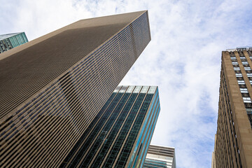 Naklejka premium Tall skyscrapers rising into the sky in Manhattan financial district