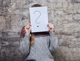 dziewczyna trzymająca kartkę z tekstem © anix