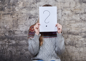 dziewczyna trzymająca kartkę z tekstem © anix