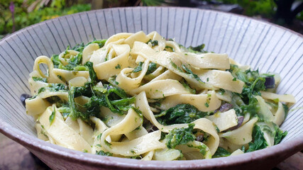 nudeln in tahini sauce