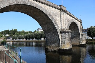 Ancien pont de chemin de fer sur la rivière l'Aulne, viaduc ferroviaire, ville de Châteaulin, département du Finistère, Bretagne, France