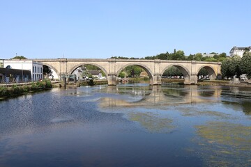 Fototapeta premium Ancien pont de chemin de fer sur la rivière l'Aulne, viaduc ferroviaire, ville de Châteaulin, département du Finistère, Bretagne, France