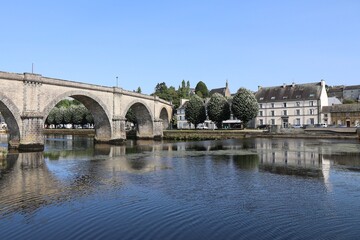 Obraz premium Ancien pont de chemin de fer sur la rivière l'Aulne, viaduc ferroviaire, ville de Châteaulin, département du Finistère, Bretagne, France