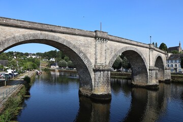 Ancien pont de chemin de fer sur la rivière l'Aulne, viaduc ferroviaire, ville de Châteaulin, département du Finistère, Bretagne, France