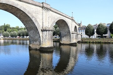 Obraz premium Ancien pont de chemin de fer sur la rivière l'Aulne, viaduc ferroviaire, ville de Châteaulin, département du Finistère, Bretagne, France