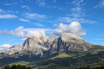 Fototapeta premium September serenity: lush Alpe di Siusi meadows framed by the rugged Sassolungo peaks