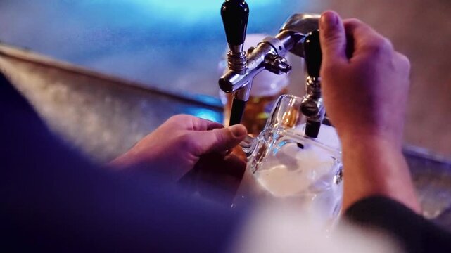 Nahaufnahme eines Zapfhahns, aus dem frisches Bier in ein Glas gezapft wird. Das Video vermittelt authentische bayerische Bierkultur und eignet sich perfekt f&uuml;r Themen wie Oktoberfest und Biergarten.