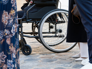 Obraz premium Scène de vie inclusive — fauteuil roulant au milieu d’un groupe de personnes lors d’un événement, symbolisant la diversité, l’accessibilité et l’inclusion sociale