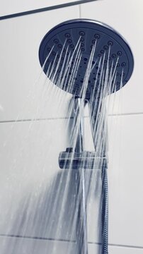 flie&szlig;endes Wasser aus einem modernen Duschkopf