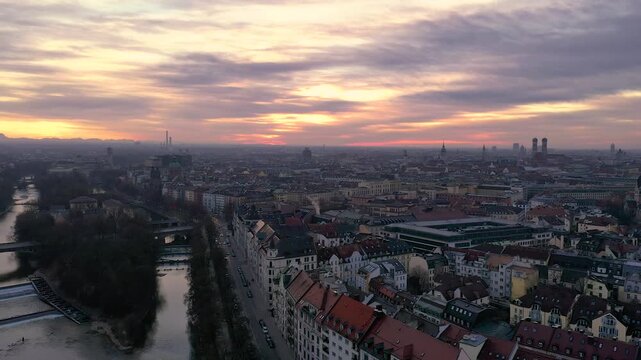 4K Drohnenflug &uuml;ber M&uuml;nchen bei Sonnenuntergang mit Alpenpanorama und Skyline mit Frauenkirche, Marienplatz, Theatinerkirche, Deutschem Museum, Isar, Gasteig, Maximiliansstra&szlig;e und St. Lukas.