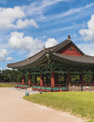 Obraz premium Gyeongju, South Korea, view of Donggung Palace and Wolji Pond in a sunny day, North Gyeongsang Province, Gyeongju city, Silla dinasty traditional Korean hanok architecture, Yeongnam region