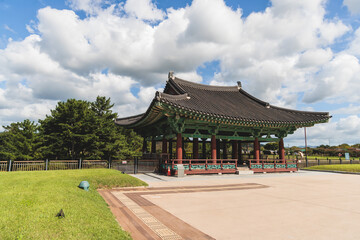 Obraz premium Gyeongju, South Korea, view of Donggung Palace and Wolji Pond in a sunny day, North Gyeongsang Province, Gyeongju city, Silla dinasty traditional Korean hanok architecture, Yeongnam region
