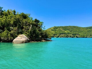 Paraty ilha do mantimento em dia de sol com águas esmeraldas