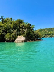 Ilha em paraty com aguas esverdeadas