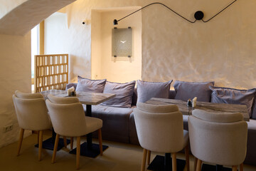 Cozy Caf Interior Design with Modern Aesthetics