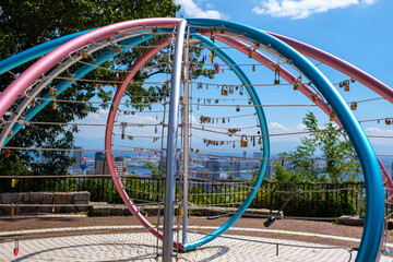 愛の鍵モニュメントには沢山の南京錠の思いが掛かっていた
